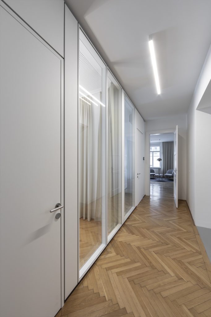 Im Wind Wien ZIRUP TS2Flr TS2Gl TS2Flr in Eiche TS2Gl in weiß, pulverbeschichtetes Aluminium Fenix Schichtstoff Alois Scheicher GmbH (Scheicher.Wand)