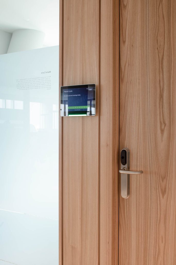 Borealis Wien Architekt: Andreas Burghardt TS1 Holz: Ulme Alois Scheicher GmbH (Scheicher.Wand)