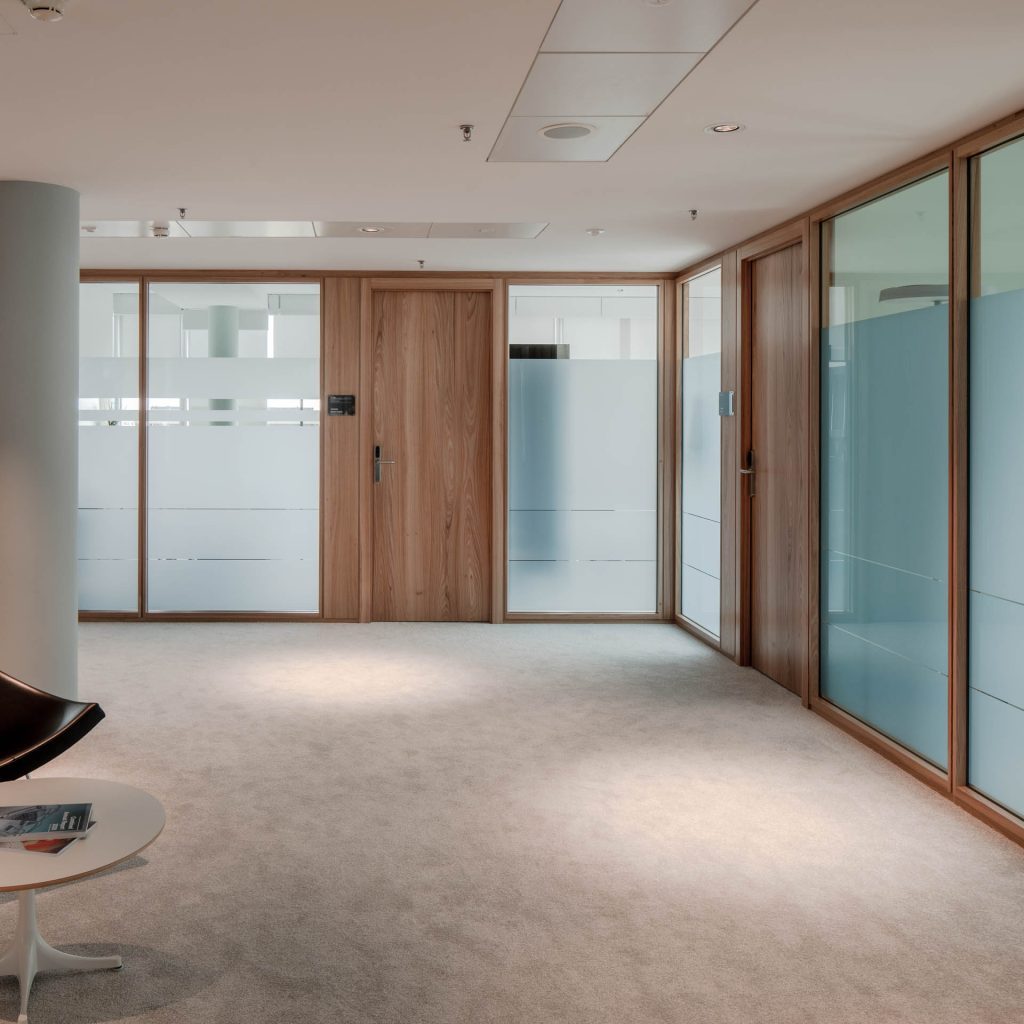 Borealis Wien Architekt: Andreas Burghardt TS1 Holz: Ulme Alois Scheicher GmbH (Scheicher.Wand)