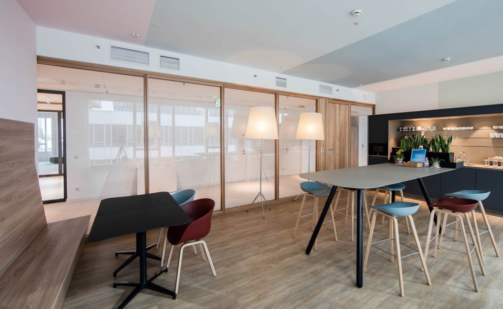 Borealis Wien Architekt: Andreas Burghardt TS1 Holz: Ulme Alois Scheicher GmbH (Scheicher.Wand)