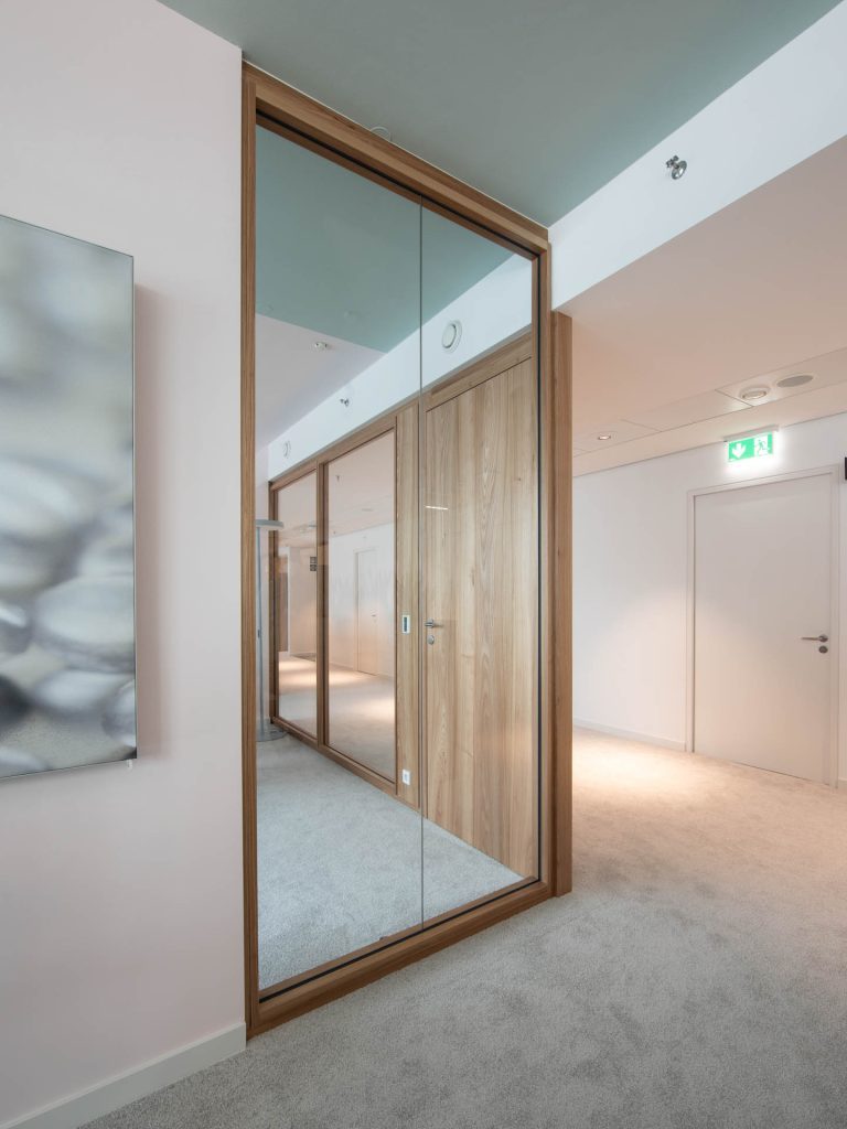 Borealis Wien Architekt: Andreas Burghardt TS1 Holz: Ulme Alois Scheicher GmbH (Scheicher.Wand)
