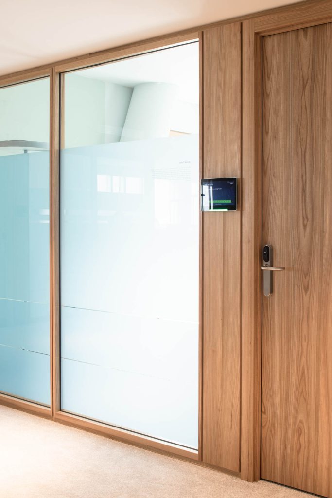 Borealis Wien Architekt: Andreas Burghardt TS1 Holz: Ulme Alois Scheicher GmbH (Scheicher.Wand)