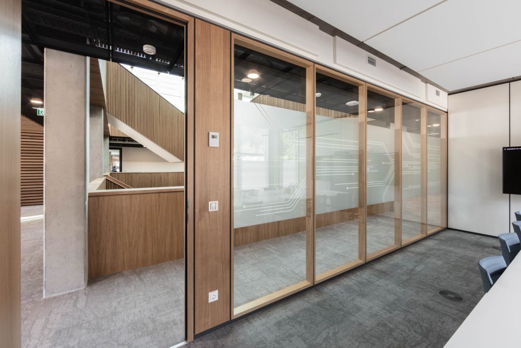 Headquarter TS2Flr in Eiche, Energiesäulen, ISO Glasrahmentüren und Fassadenpaneelverkleidungen innen. Alois Scheicher GmbH (Scheicher.Wand)