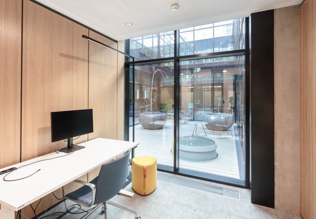 Headquarter TS2Flr in Eiche, Energiesäulen, ISO Glasrahmentüren und Fassadenpaneelverkleidungen innen. Alois Scheicher GmbH (Scheicher.Wand)