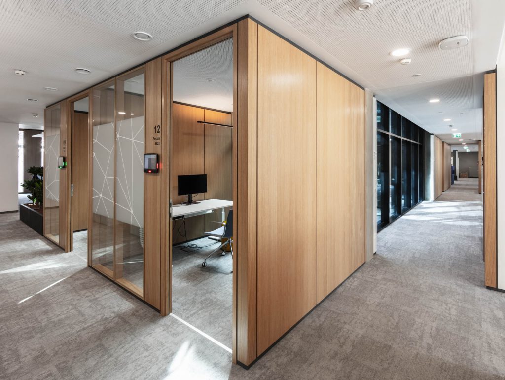 Headquarter TS2Flr in Eiche, Energiesäulen, ISO Glasrahmentüren und Fassadenpaneelverkleidungen innen. Alois Scheicher GmbH (Scheicher.Wand)