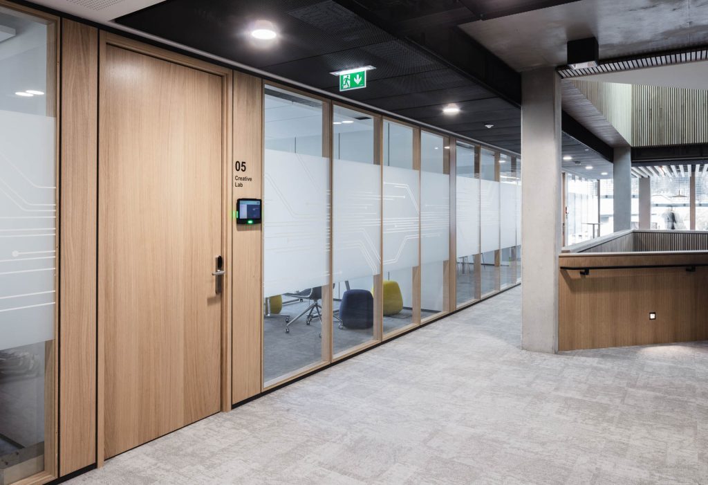 Headquarter TS2Flr in Eiche, Energiesäulen, ISO Glasrahmentüren und Fassadenpaneelverkleidungen innen. Alois Scheicher GmbH (Scheicher.Wand)