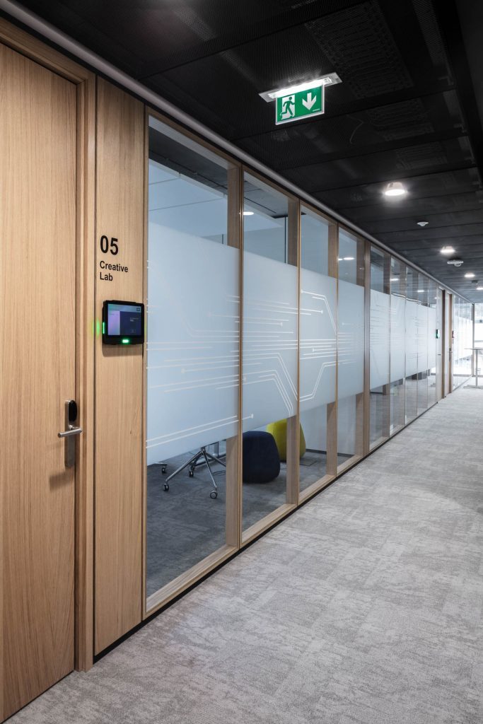 Headquarter TS2Flr in Eiche, Energiesäulen, ISO Glasrahmentüren und Fassadenpaneelverkleidungen innen. Alois Scheicher GmbH (Scheicher.Wand)