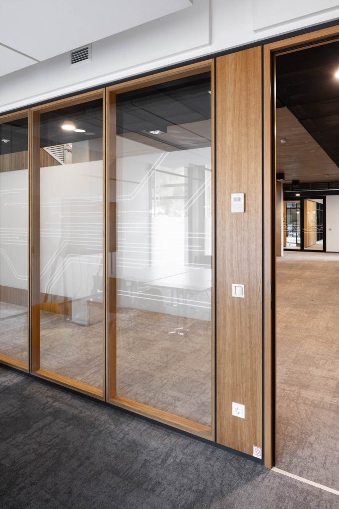 Headquarter TS2Flr in Eiche, Energiesäulen, ISO Glasrahmentüren und Fassadenpaneelverkleidungen innen. Alois Scheicher GmbH (Scheicher.Wand)