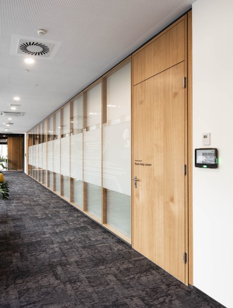 Headquarter TS2Flr in Eiche, Energiesäulen, ISO Glasrahmentüren und Fassadenpaneelverkleidungen innen. Alois Scheicher GmbH (Scheicher.Wand)