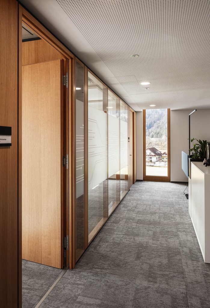 Headquarter TS2Flr in Eiche, Energiesäulen, ISO Glasrahmentüren und Fassadenpaneelverkleidungen innen. Alois Scheicher GmbH (Scheicher.Wand)