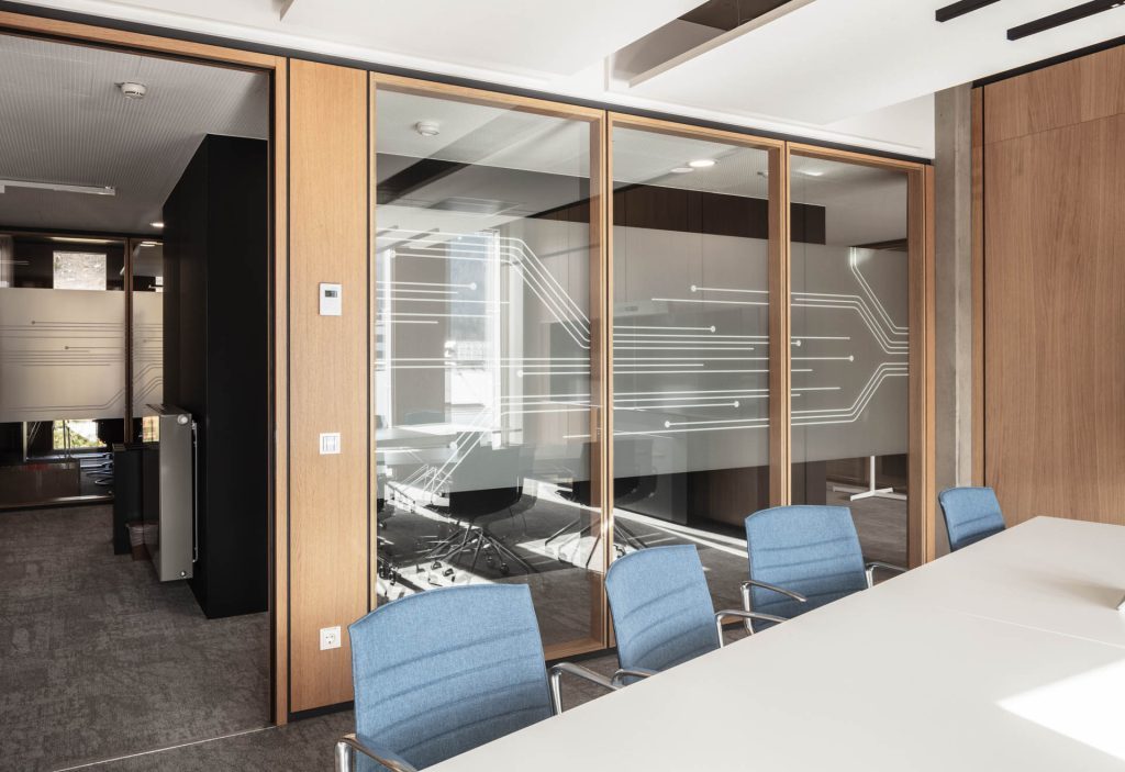 Headquarter TS2Flr in Eiche, Energiesäulen, ISO Glasrahmentüren und Fassadenpaneelverkleidungen innen. Alois Scheicher GmbH (Scheicher.Wand)