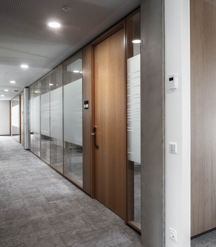 Headquarter TS2Flr in Eiche, Energiesäulen, ISO Glasrahmentüren und Fassadenpaneelverkleidungen innen. Alois Scheicher GmbH (Scheicher.Wand)
