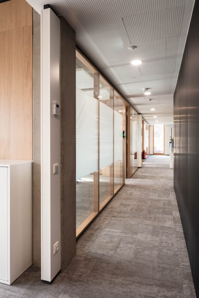 Headquarter TS2Flr in Eiche, Energiesäulen, ISO Glasrahmentüren und Fassadenpaneelverkleidungen innen. Alois Scheicher GmbH (Scheicher.Wand)