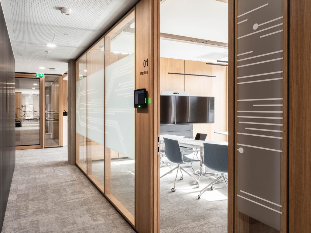Headquarter TS2Flr in Eiche, Energiesäulen, ISO Glasrahmentüren und Fassadenpaneelverkleidungen innen. Alois Scheicher GmbH (Scheicher.Wand)