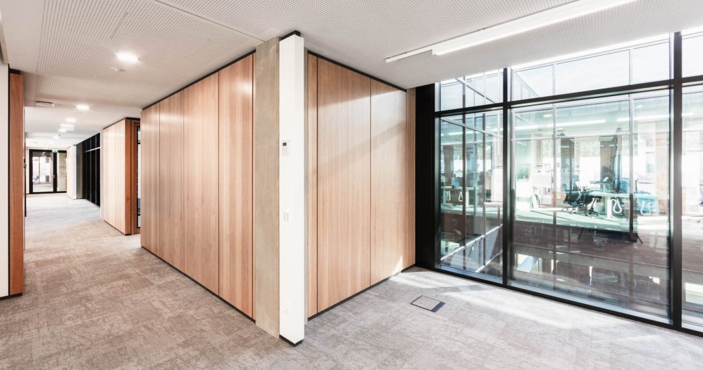 Headquarter TS2Flr in Eiche, Energiesäulen, ISO Glasrahmentüren und Fassadenpaneelverkleidungen innen. Alois Scheicher GmbH (Scheicher.Wand)