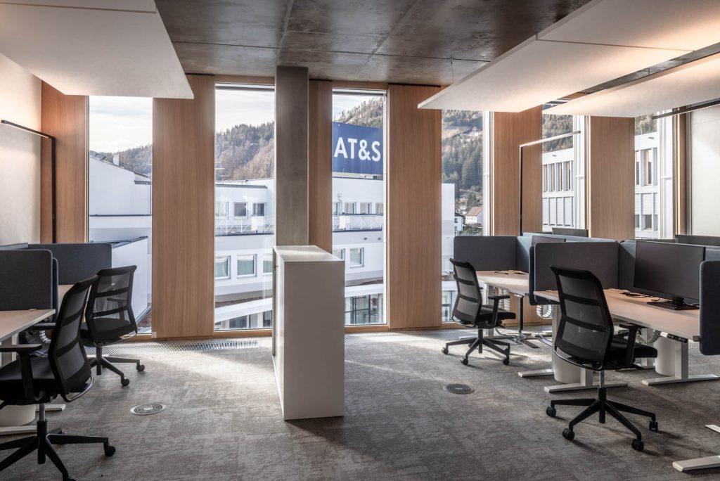 Headquarter TS2Flr in Eiche, Energiesäulen, ISO Glasrahmentüren und Fassadenpaneelverkleidungen innen. Alois Scheicher GmbH (Scheicher.Wand)