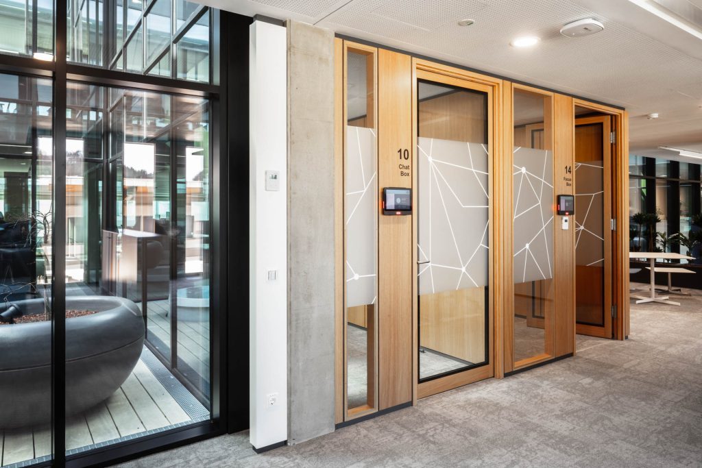 Headquarter TS2Flr in Eiche, Energiesäulen, ISO Glasrahmentüren und Fassadenpaneelverkleidungen innen. Alois Scheicher GmbH (Scheicher.Wand)