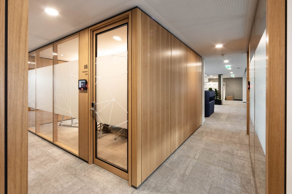 Headquarter TS2Flr in Eiche, Energiesäulen, ISO Glasrahmentüren und Fassadenpaneelverkleidungen innen. Alois Scheicher GmbH (Scheicher.Wand)