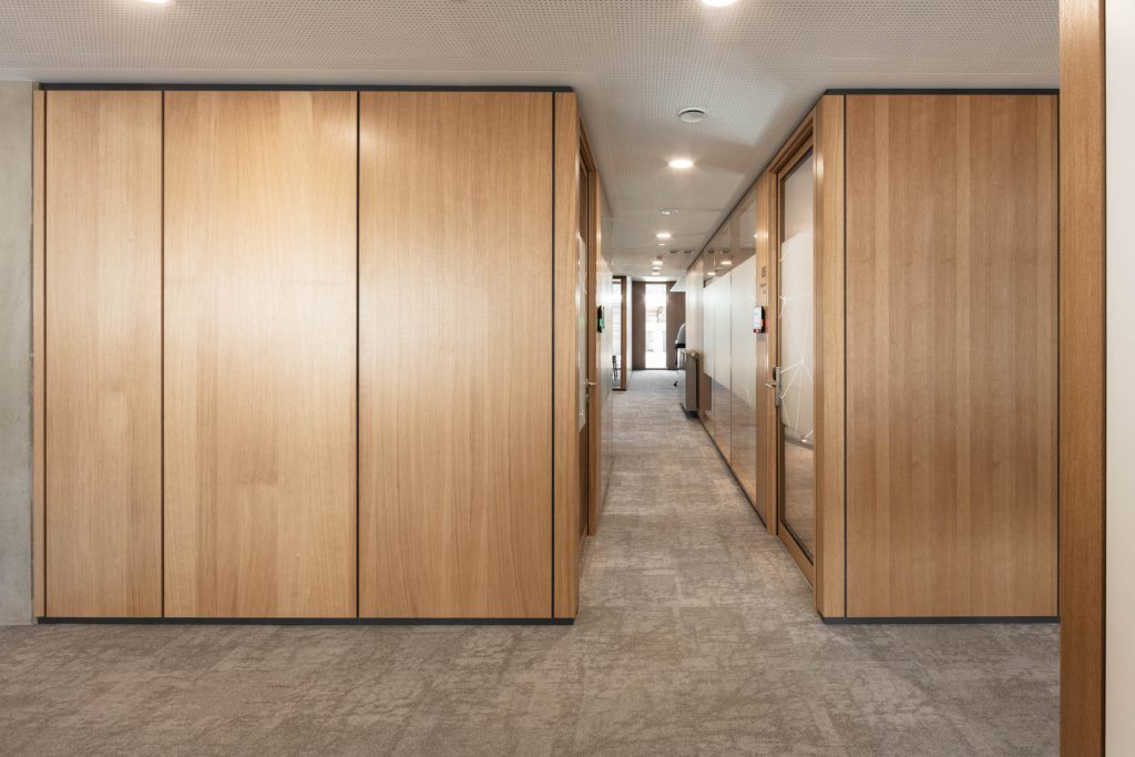 Headquarter TS2Flr in Eiche, Energiesäulen, ISO Glasrahmentüren und Fassadenpaneelverkleidungen innen. Alois Scheicher GmbH (Scheicher.Wand)
