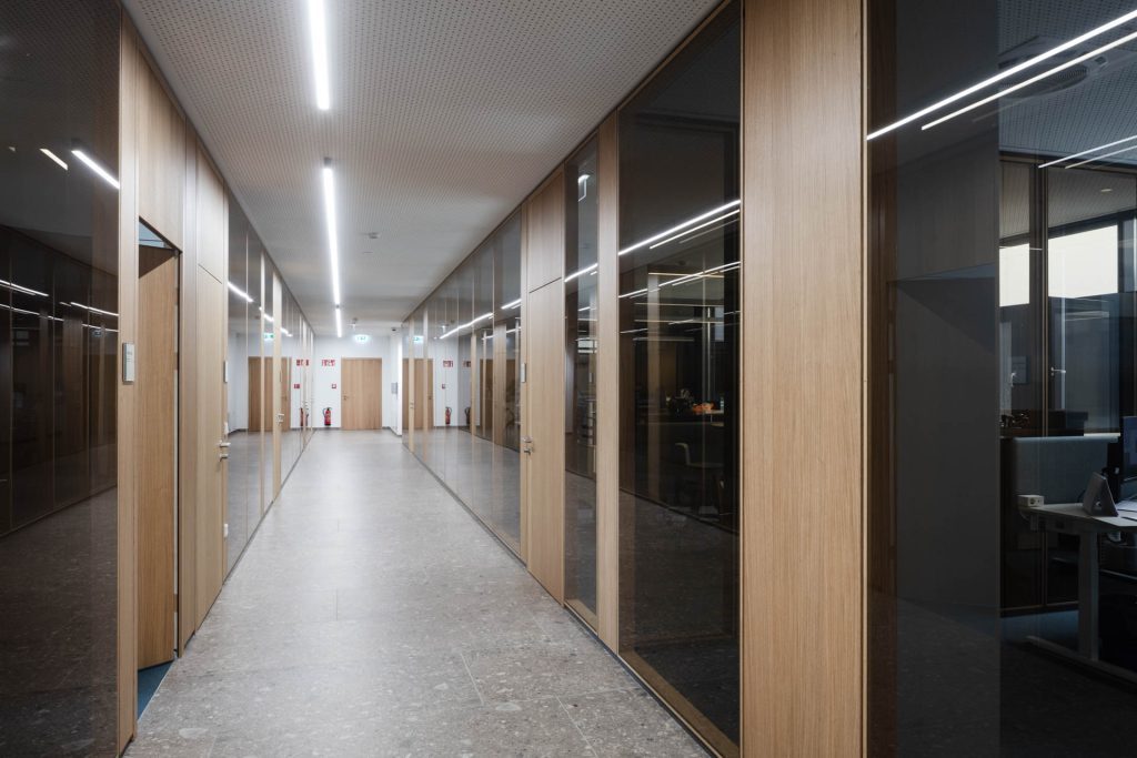 österreichischen Lebensmittelproduzenten im Alpenvorland. Bronze getönte Gläser; Sonder-Barockstubentür Systemtür  Alois Scheicher GmbH (Scheicher.Wand)