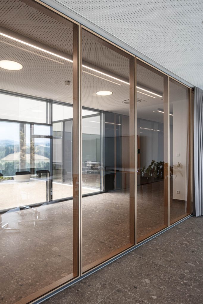 österreichischen Lebensmittelproduzenten im Alpenvorland. Bronze getönte Gläser; Sonder-Barockstubentür Systemtür  Alois Scheicher GmbH (Scheicher.Wand)