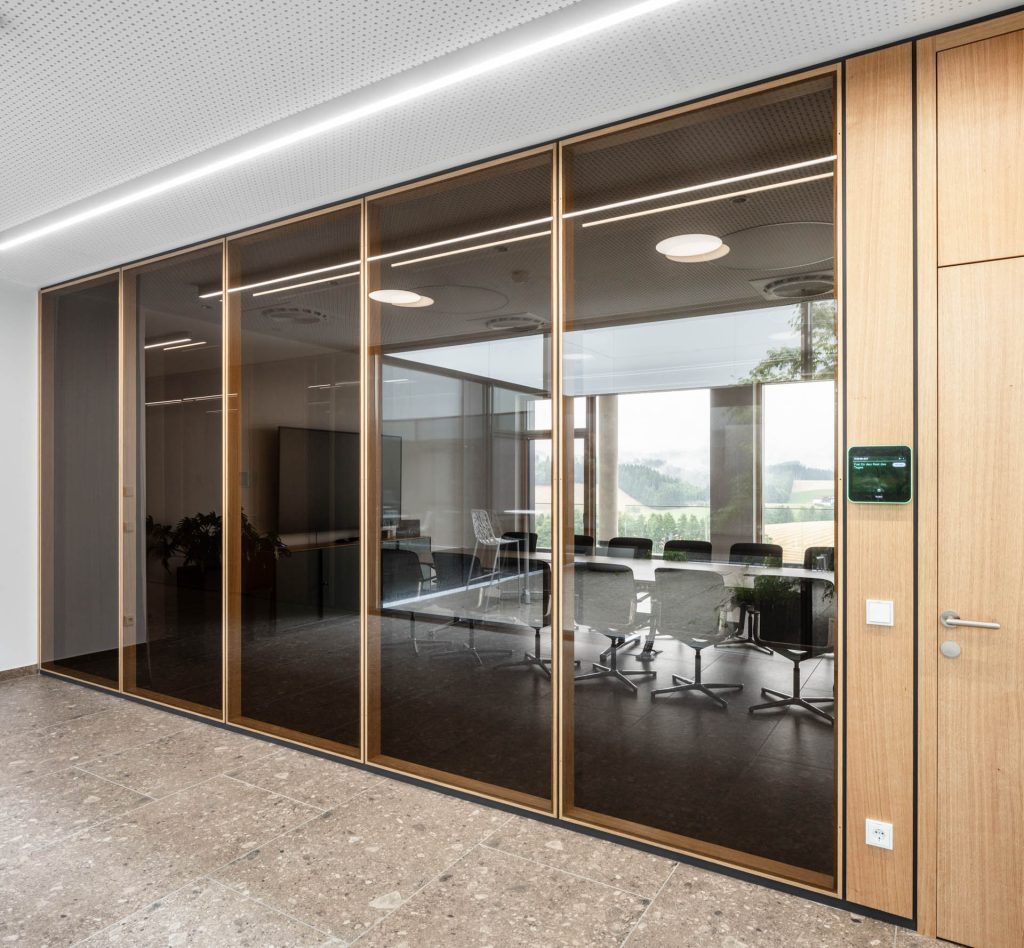 österreichischen Lebensmittelproduzenten im Alpenvorland. Bronze getönte Gläser; Sonder-Barockstubentür Systemtür  Alois Scheicher GmbH (Scheicher.Wand)