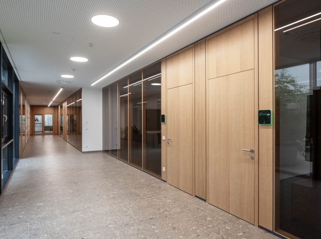 österreichischen Lebensmittelproduzenten im Alpenvorland. Bronze getönte Gläser; Sonder-Barockstubentür Systemtür  Alois Scheicher GmbH (Scheicher.Wand)