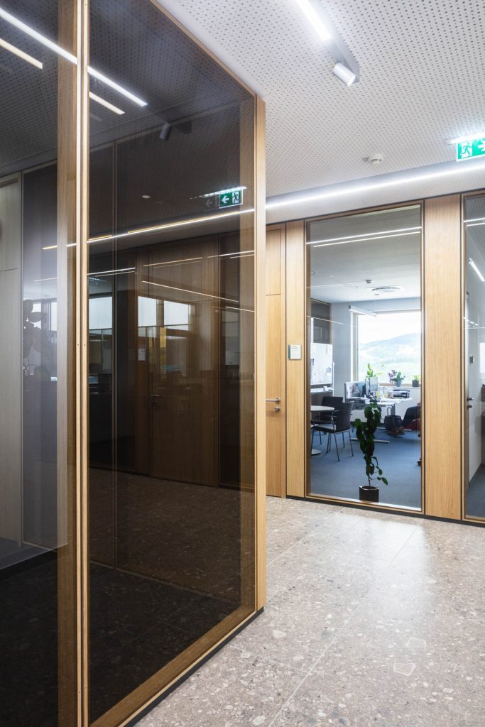 österreichischen Lebensmittelproduzenten im Alpenvorland. Bronze getönte Gläser; Sonder-Barockstubentür Systemtür  Alois Scheicher GmbH (Scheicher.Wand)