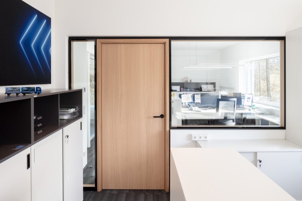 Obereder GmbH in Sigharting TS2 Flr, TS4, Wandvertäfelung, Schatten- und Clipfugen Beschläge mattschwarz Eiche 3% weißpigmentiert Alois Scheicher GmbH (Scheicher.Wand)