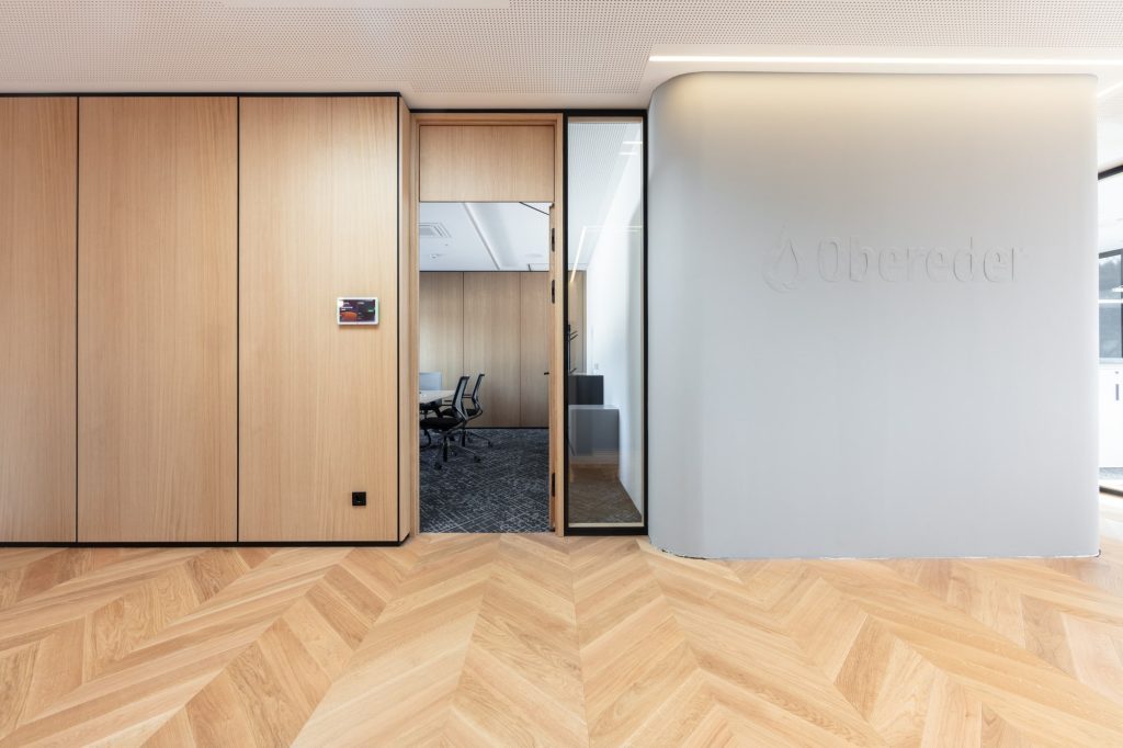 Obereder GmbH in Sigharting TS2 Flr, TS4, Wandvertäfelung, Schatten- und Clipfugen Beschläge mattschwarz Eiche 3% weißpigmentiert Alois Scheicher GmbH (Scheicher.Wand)