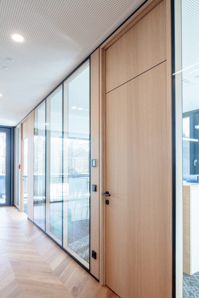 Obereder GmbH in Sigharting TS2 Flr, TS4, Wandvertäfelung, Schatten- und Clipfugen Beschläge mattschwarz Eiche 3% weißpigmentiert Alois Scheicher GmbH (Scheicher.Wand)