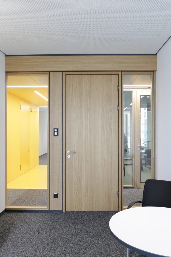 Deutscher Apotheker Verlag Verwaltungsgebäude Büros, Besprechungsräume,Kantine TS2 Flr Eiche Alois Scheicher GmbH (Scheicher.Wand)