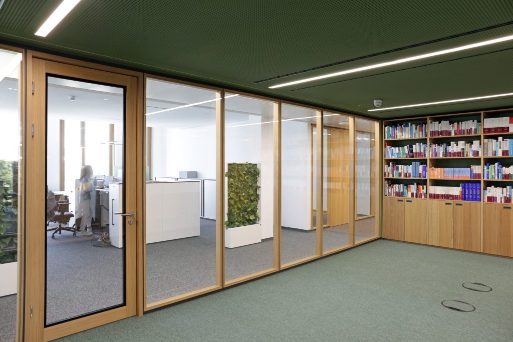 Deutscher Apotheker Verlag Verwaltungsgebäude Büros, Besprechungsräume,Kantine TS2 Flr Eiche Alois Scheicher GmbH (Scheicher.Wand)