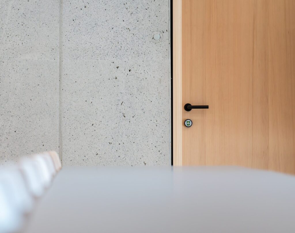 Türen gangseitig flächenbündig, Überströmelemente Weißtanne Alois Scheicher GmbH (Scheicher.Wand)