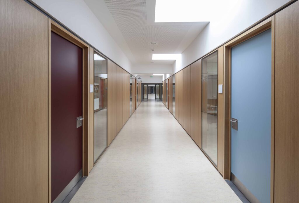 dreifach Systemwände Schallschutzanforderung R’w 54dB, Schulen Edelstahlblechen Sockelbereich TS2Flr, TS4, Vollbau Alois Scheicher GmbH (Scheicher.Wand)