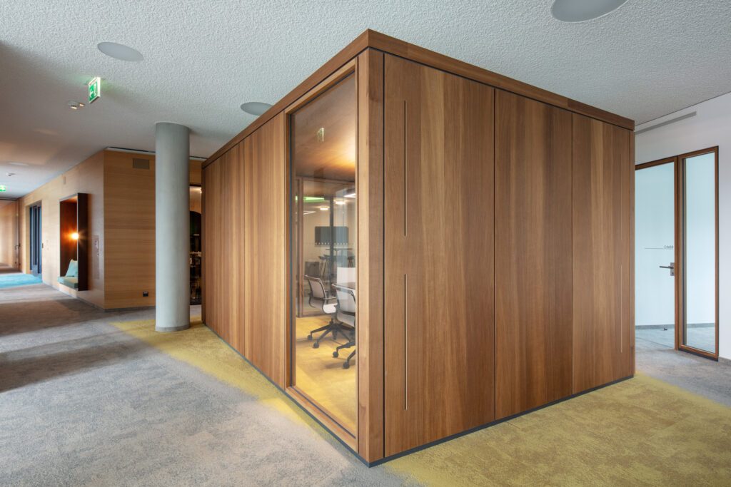 TS1/TS5 Einfachverglasung Holzrahmen  TS4 Vollbauelemente  Ganzglastüren Absenkdichtung BesprechungsCuben  Coco Eiche Alois Scheicher GmbH (Scheicher.Wand)