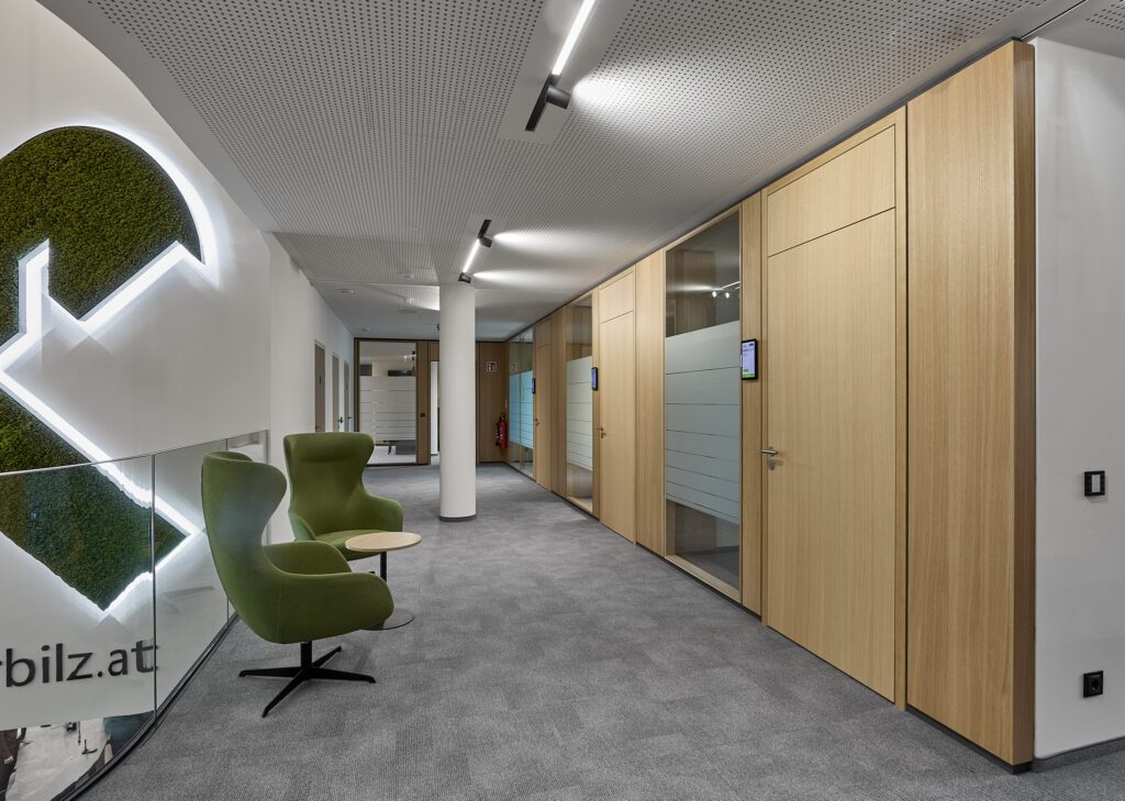 TS1Flr TS2Flr Flush Türen außergewöhnliches Regionalbankenkonzept, automatisierte Schiebetüren Holzart: Eiche natur Alois Scheicher GmbH (Scheicher.Wand)