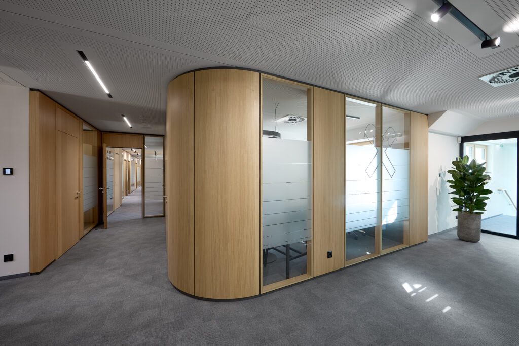 TS1Flr TS2Flr Flush Türen außergewöhnliches Regionalbankenkonzept, automatisierte Schiebetüren Holzart: Eiche natur Alois Scheicher GmbH (Scheicher.Wand)