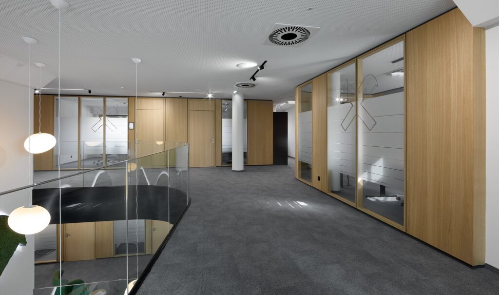 TS1Flr TS2Flr Flush Türen außergewöhnliches Regionalbankenkonzept, automatisierte Schiebetüren Holzart: Eiche natur Alois Scheicher GmbH (Scheicher.Wand)
