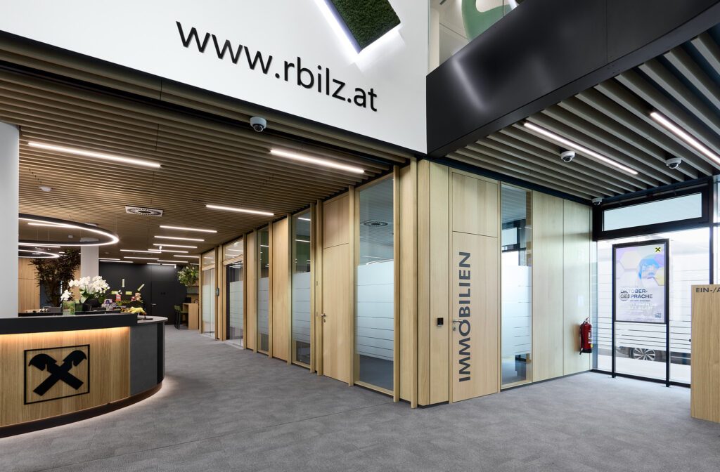 TS1Flr TS2Flr Flush Türen außergewöhnliches Regionalbankenkonzept, automatisierte Schiebetüren Holzart: Eiche natur Alois Scheicher GmbH (Scheicher.Wand)