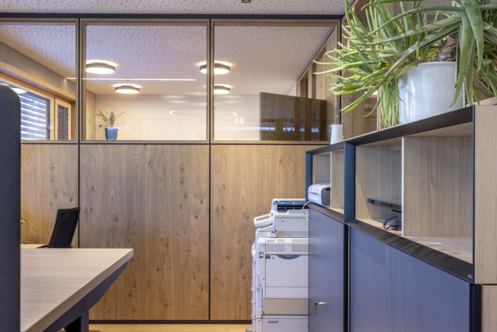 Holz-Glastrennwände TS1 Holz flächenbündige Türen Asteiche natur Astfichte natur wohnlichen Kontrast Flush Türen Alois Scheicher GmbH (Scheicher.Wand)