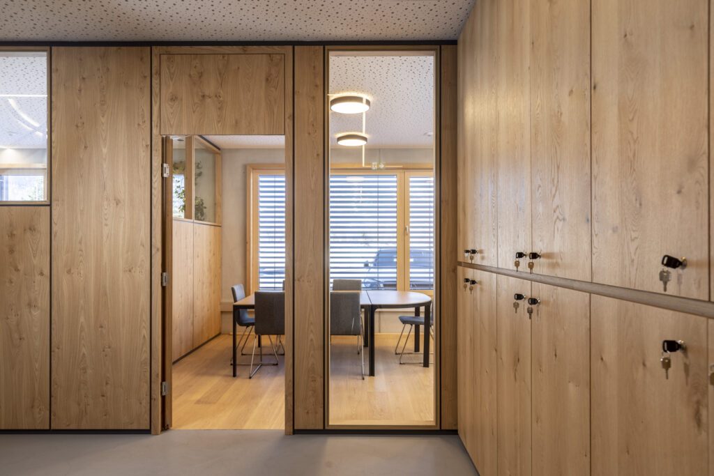 Holz-Glastrennwände TS1 Holz flächenbündige Türen Asteiche natur Astfichte natur wohnlichen Kontrast Flush Türen Alois Scheicher GmbH (Scheicher.Wand)